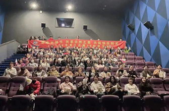 春光與你們都是這世界最好的風(fēng)景，節(jié)日快樂！